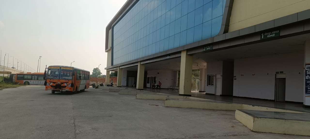 जलालाबाद में हाईवे पर खड़ी बस में सवार होते यात्री। संवाद जलालाबाद में हाईवे पर खड़ी बस में सवार होते यात्री। संवाद