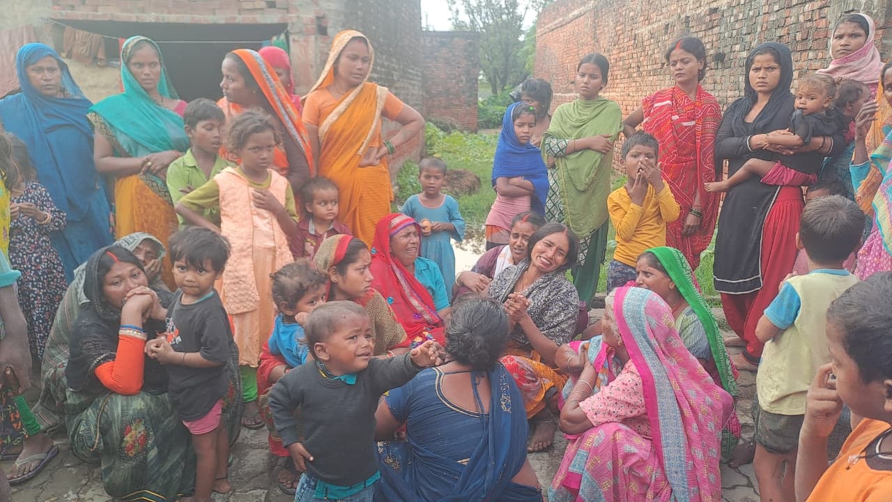 जान गंवाने वाला युवक व रोते-बिलखते परिजन। जान गंवाने वाला युवक व रोते-बिलखते परिजन।