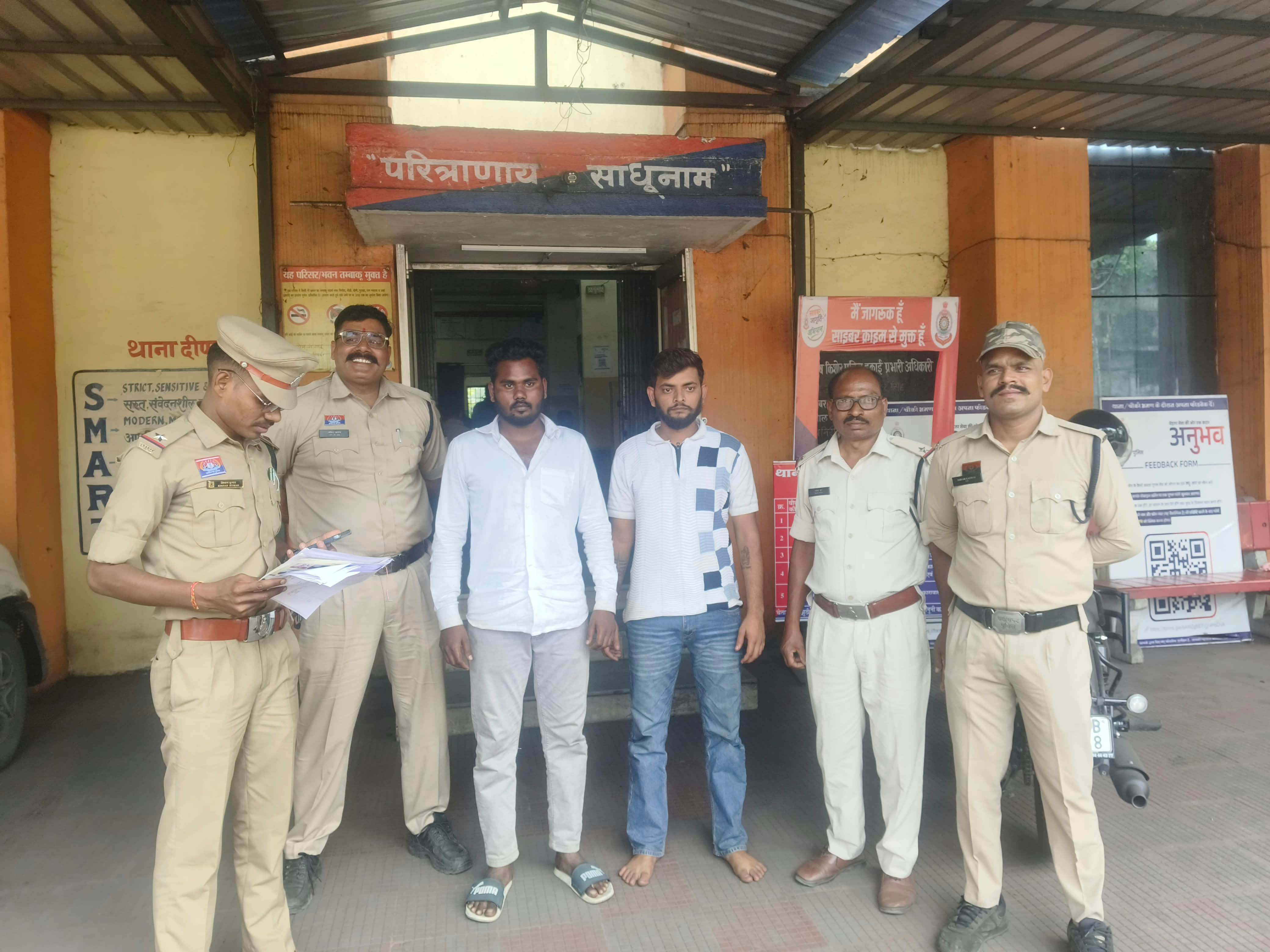 किन्नर और पिता पुत्र के साथ सरेआम मारपीट और चाकूबाजी के मामले में दो आरोपी गिरफ्तार किन्नर और पिता पुत्र के साथ सरेआम मारपीट और चाकूबाजी के मामले में दो आरोपी गिरफ्तार
