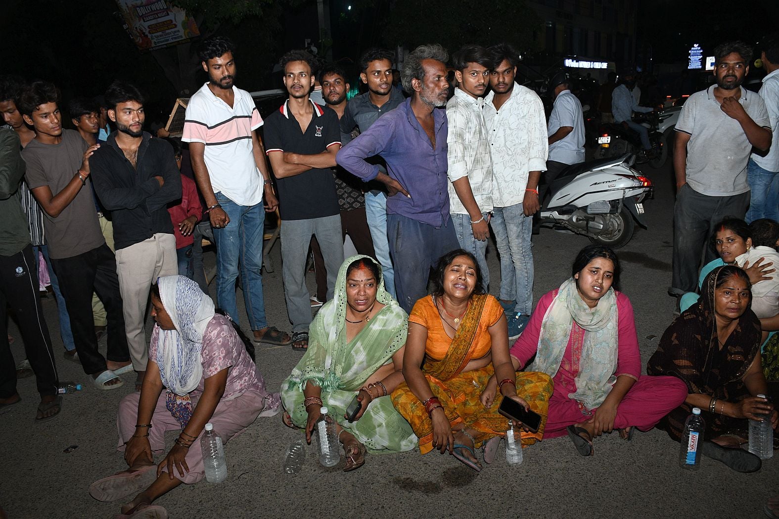 कार्रवाई की मांग के समर्थन में सड़क जाम कर प्रदर्शन करते लोग कार्रवाई की मांग के समर्थन में सड़क जाम कर प्रदर्शन करते लोग