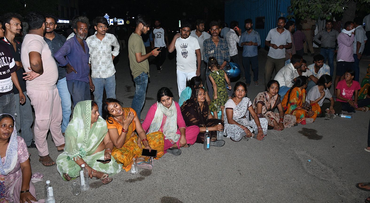 कार्रवाई की मांग के समर्थन में सड़क जाम कर प्रदर्शन करते लोग कार्रवाई की मांग के समर्थन में सड़क जाम कर प्रदर्शन करते लोग