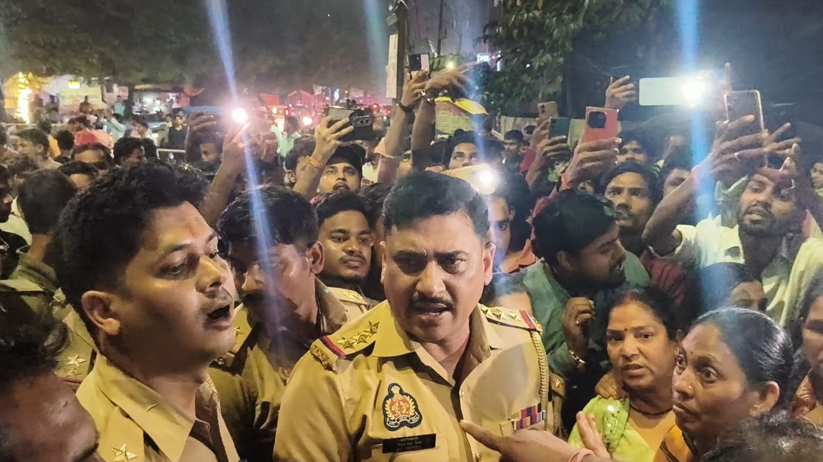कार्रवाई की मांग के समर्थन में सड़क जाम कर प्रदर्शन करते लोग कार्रवाई की मांग के समर्थन में सड़क जाम कर प्रदर्शन करते लोग