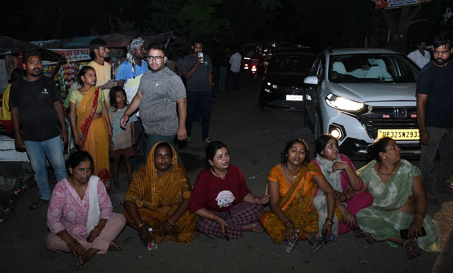 कार्रवाई की मांग के समर्थन में सड़क जाम कर प्रदर्शन करते लोग कार्रवाई की मांग के समर्थन में सड़क जाम कर प्रदर्शन करते लोग