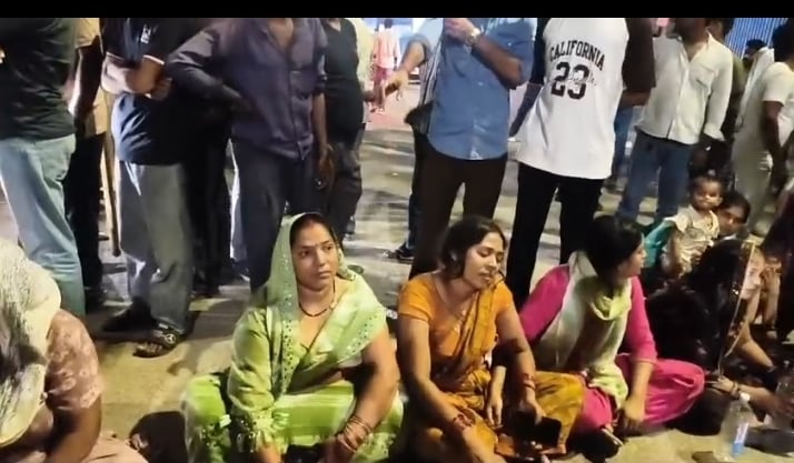 कार्रवाई की मांग के समर्थन में सड़क जाम कर प्रदर्शन करते लोग कार्रवाई की मांग के समर्थन में सड़क जाम कर प्रदर्शन करते लोग