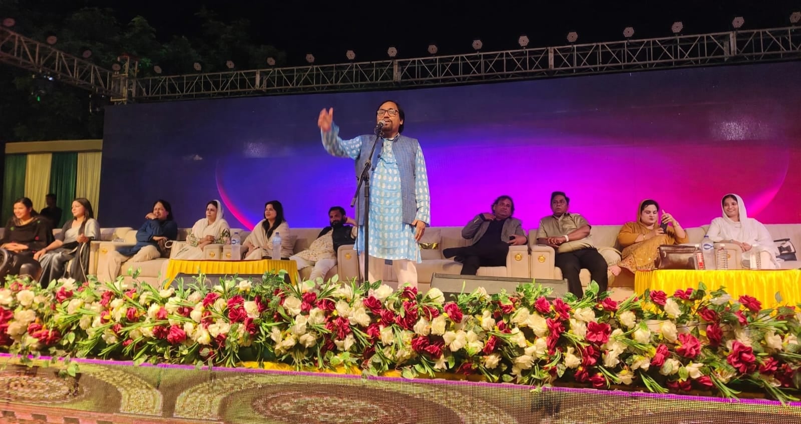 कवि सम्मेलन में मौजूद लोगों की भीड़। संवाद