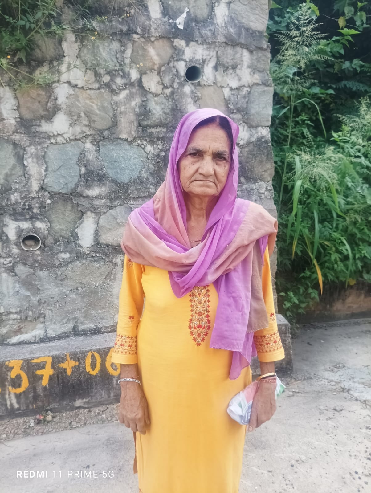 लोहारकड़ में किसान अपने खेतों की ओर जाते हुए। संवाद