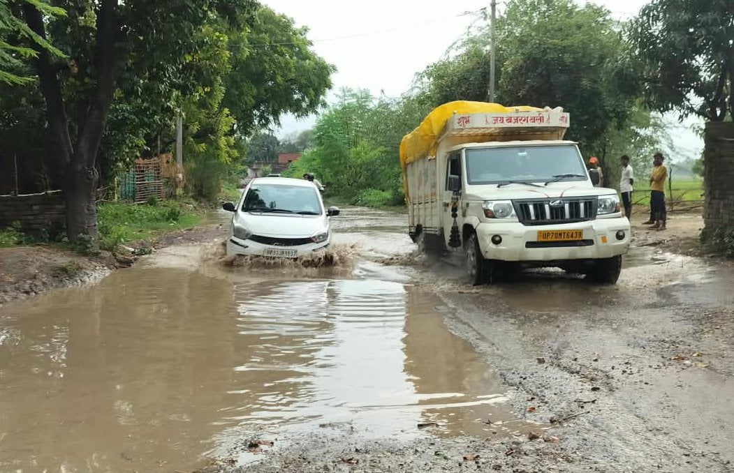 लालगंज विकासखंड के रायपुर तियाई में गिरी धान की फसल। संवाद लालगंज विकासखंड के रायपुर तियाई में गिरी धान की फसल। संवाद