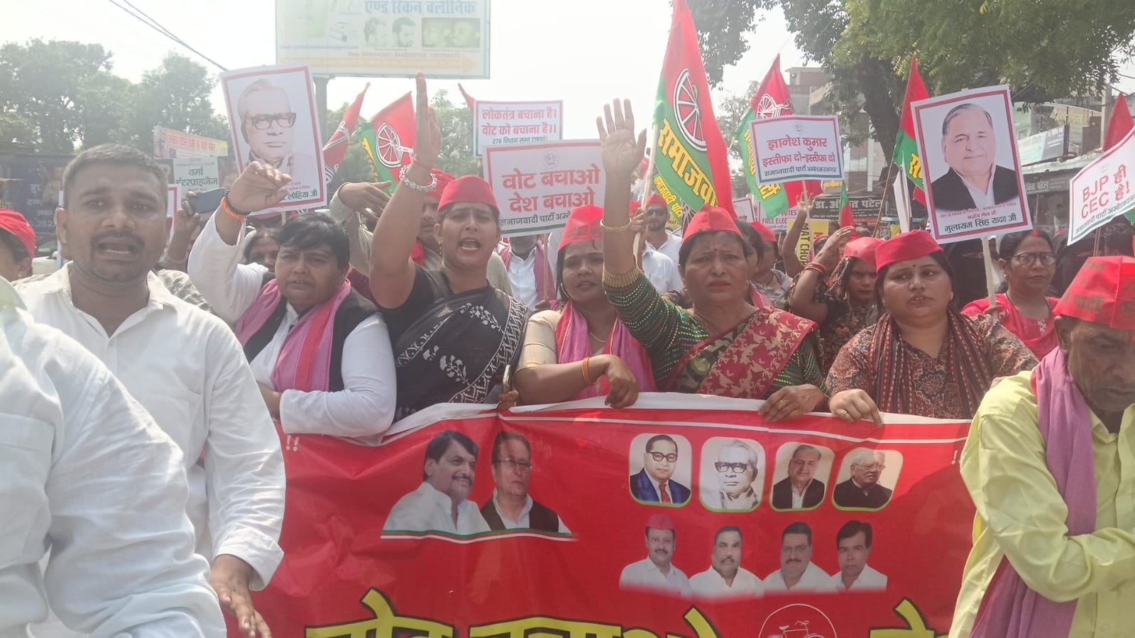 मुख्य चुनाव आयुक्त ज्ञानेश कुमार का प्रतीकात्मक पुतला दहन करते सपा कार्यकर्ता। संवाद मुख्य चुनाव आयुक्त ज्ञानेश कुमार का प्रतीकात्मक पुतला दहन करते सपा कार्यकर्ता। संवाद