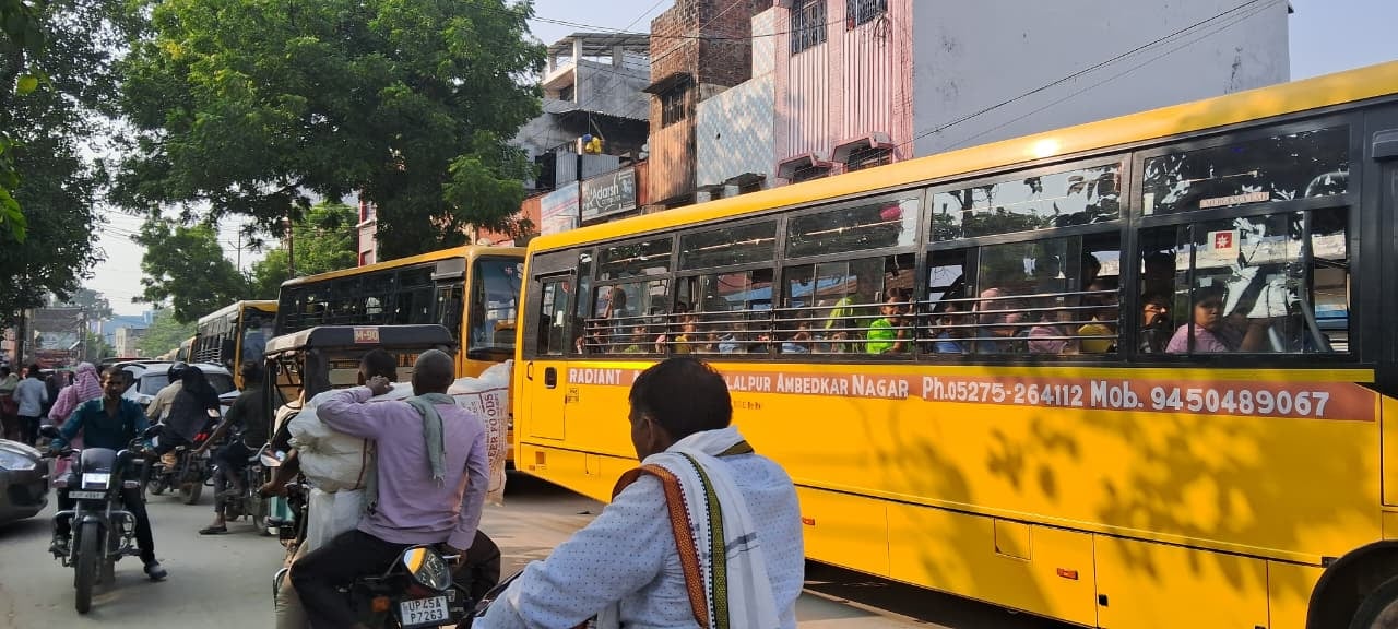 मुख्य चुनाव आयुक्त ज्ञानेश कुमार का प्रतीकात्मक पुतला दहन करते सपा कार्यकर्ता। संवाद मुख्य चुनाव आयुक्त ज्ञानेश कुमार का प्रतीकात्मक पुतला दहन करते सपा कार्यकर्ता। संवाद