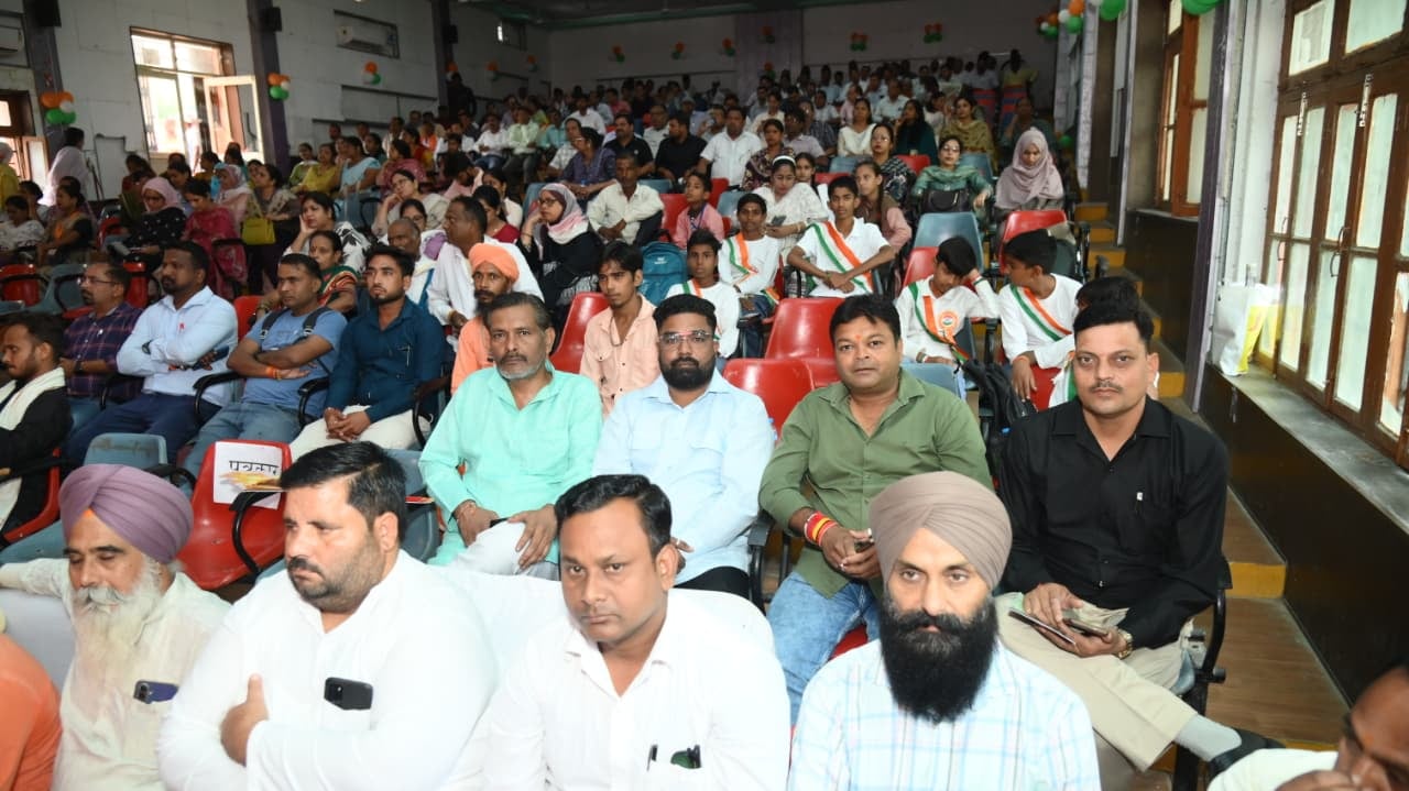 मशाल लेकर निकली सेवा ज्योति यात्रा में शामिल राज्यमंत्री व अन्य भाजपाई। संवाद मशाल लेकर निकली सेवा ज्योति यात्रा में शामिल राज्यमंत्री व अन्य भाजपाई। संवाद
