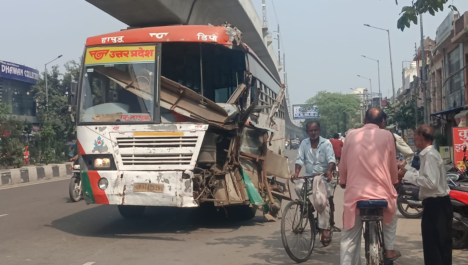 मोदीनगर। सड़क हादसे में क्षतिग्रस्त बस। संवाद मोदीनगर। सड़क हादसे में क्षतिग्रस्त बस। संवाद