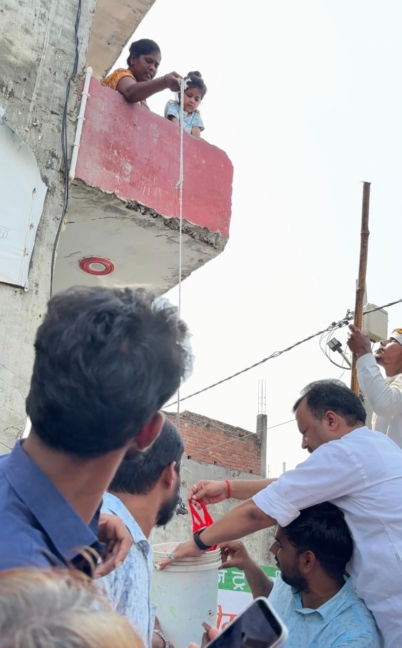 नगर निगम की ओर से बांटा जा रहा राशन। नगर निगम की ओर से बांटा जा रहा राशन।