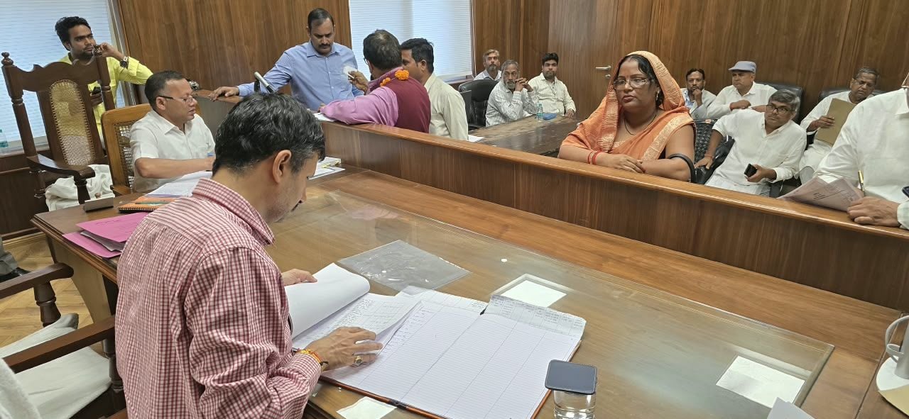 नामांकन के दौरान पहुंचे उप मुख्यमंत्री ब्रजेश पाठक और नामांकन करते प्रत्याशी। नामांकन के दौरान पहुंचे उप मुख्यमंत्री ब्रजेश पाठक और नामांकन करते प्रत्याशी।