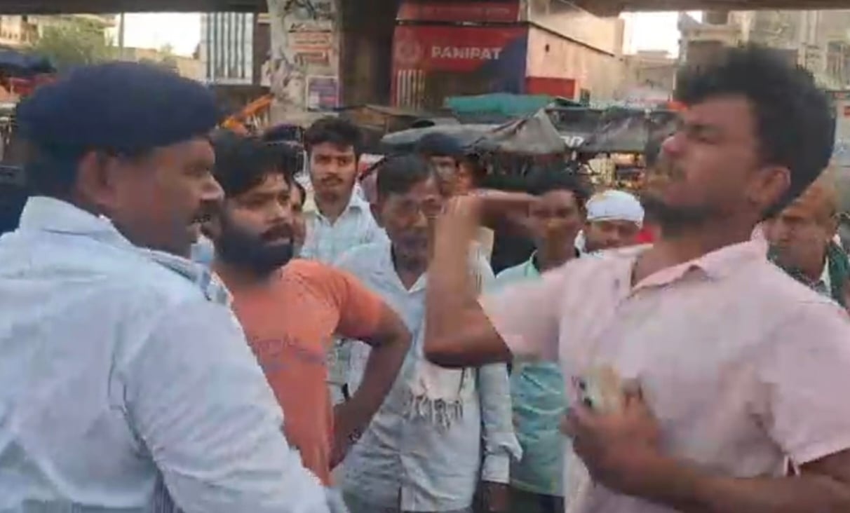पुलिस पोस्ट में एसपीओ के साथ हाथापाई करते। स्रोत : सोशल मीडिया पुलिस पोस्ट में एसपीओ के साथ हाथापाई करते। स्रोत : सोशल मीडिया