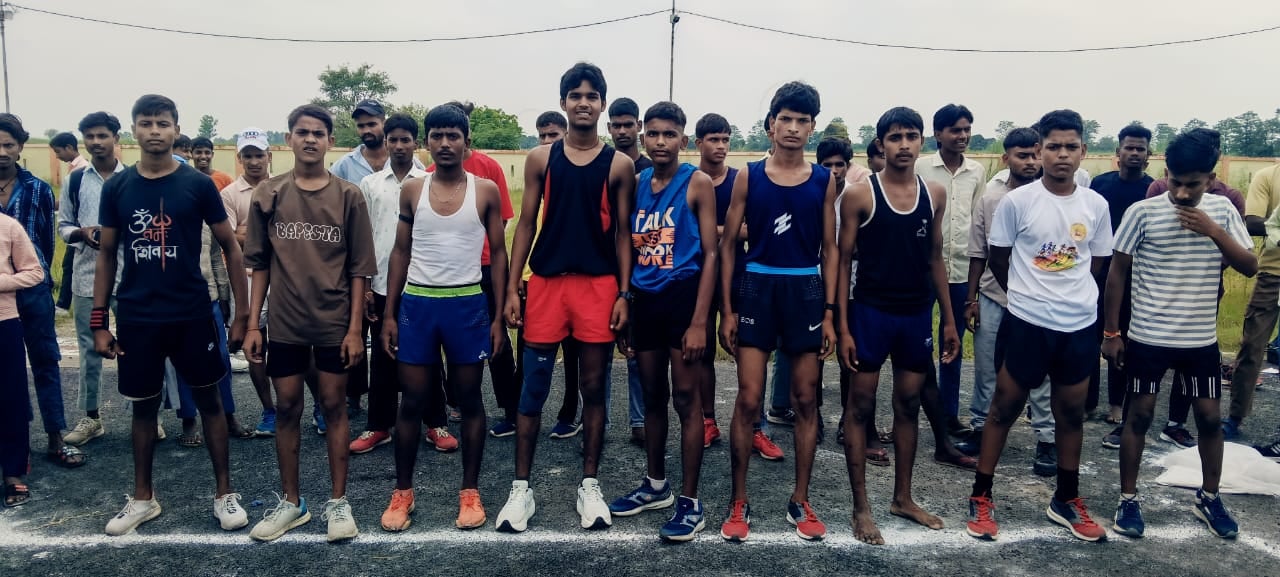 प्रतियोगिता में प्रतिभागियों को प्रशस्तिपत्र और मैडल देकर सम्मानित करते प्रधानाचार्य पंकज गुप्त प्रतियोगिता में प्रतिभागियों को प्रशस्तिपत्र और मैडल देकर सम्मानित करते प्रधानाचार्य पंकज गुप्त