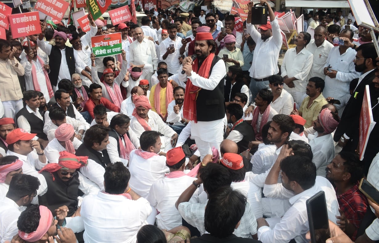 प्रदर्शन के दौरान बिल्ला नोचे जाने पर दिखाता दरोगा। संवाद प्रदर्शन के दौरान बिल्ला नोचे जाने पर दिखाता दरोगा। संवाद