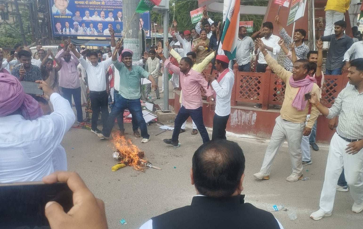 प्रदर्शन के दौरान बिल्ला नोचे जाने पर दिखाता दरोगा। संवाद प्रदर्शन के दौरान बिल्ला नोचे जाने पर दिखाता दरोगा। संवाद