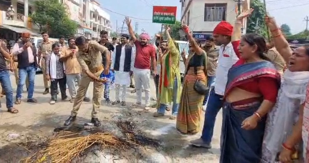 प्रदर्शन के दौरान बिल्ला नोचे जाने पर दिखाता दरोगा। संवाद प्रदर्शन के दौरान बिल्ला नोचे जाने पर दिखाता दरोगा। संवाद