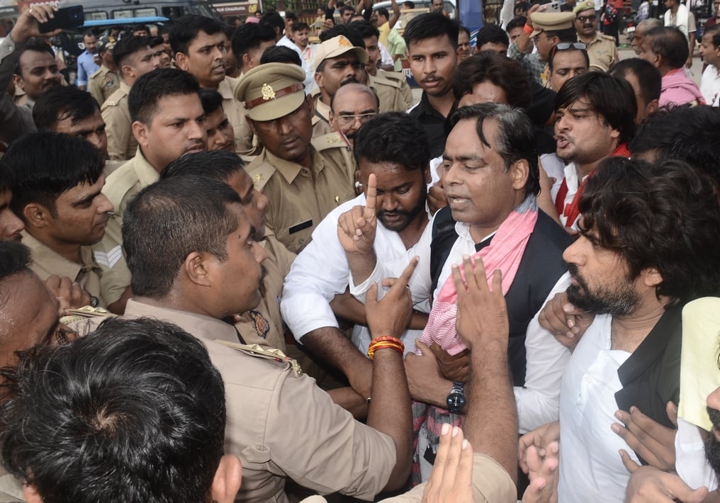 प्रदर्शन के दौरान बिल्ला नोचे जाने पर दिखाता दरोगा। संवाद प्रदर्शन के दौरान बिल्ला नोचे जाने पर दिखाता दरोगा। संवाद