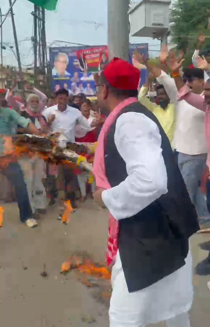 प्रदर्शन के दौरान बिल्ला नोचे जाने पर दिखाता दरोगा। संवाद प्रदर्शन के दौरान बिल्ला नोचे जाने पर दिखाता दरोगा। संवाद