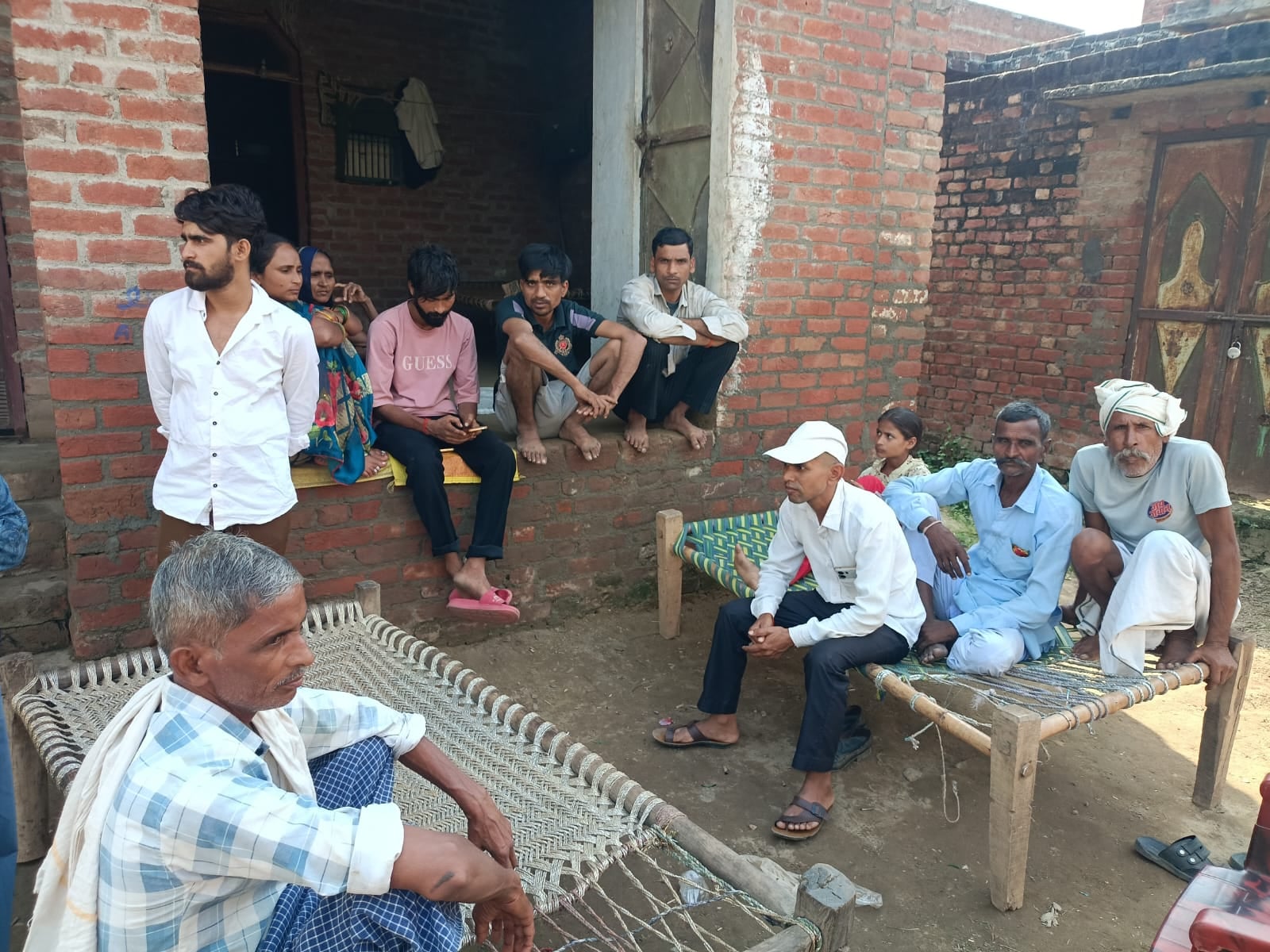 पीड़ित राजेंद्र की दुकान बंद है, जबकि अन्य दुकानें खुली रहीं। संवाद पीड़ित राजेंद्र की दुकान बंद है, जबकि अन्य दुकानें खुली रहीं। संवाद