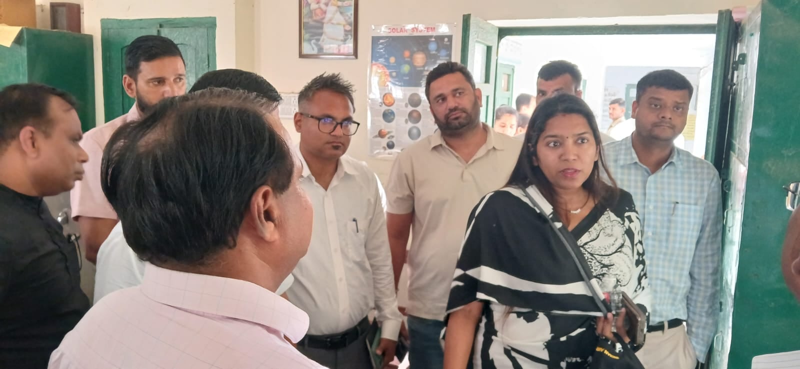 राजकीय इंटर कॉलेज के मैदान में बन रहे मिनी स्टेडियम की जांच करते सीडीओ नूपुर गोयल स्रोत संवाद राजकीय इंटर कॉलेज के मैदान में बन रहे मिनी स्टेडियम की जांच करते सीडीओ नूपुर गोयल स्रोत संवाद