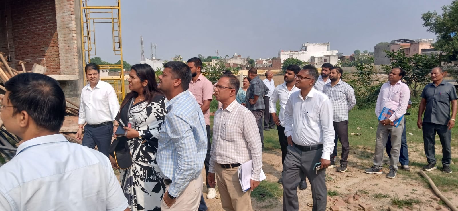 राजकीय इंटर कॉलेज के मैदान में बन रहे मिनी स्टेडियम की जांच करते सीडीओ नूपुर गोयल स्रोत संवाद राजकीय इंटर कॉलेज के मैदान में बन रहे मिनी स्टेडियम की जांच करते सीडीओ नूपुर गोयल स्रोत संवाद