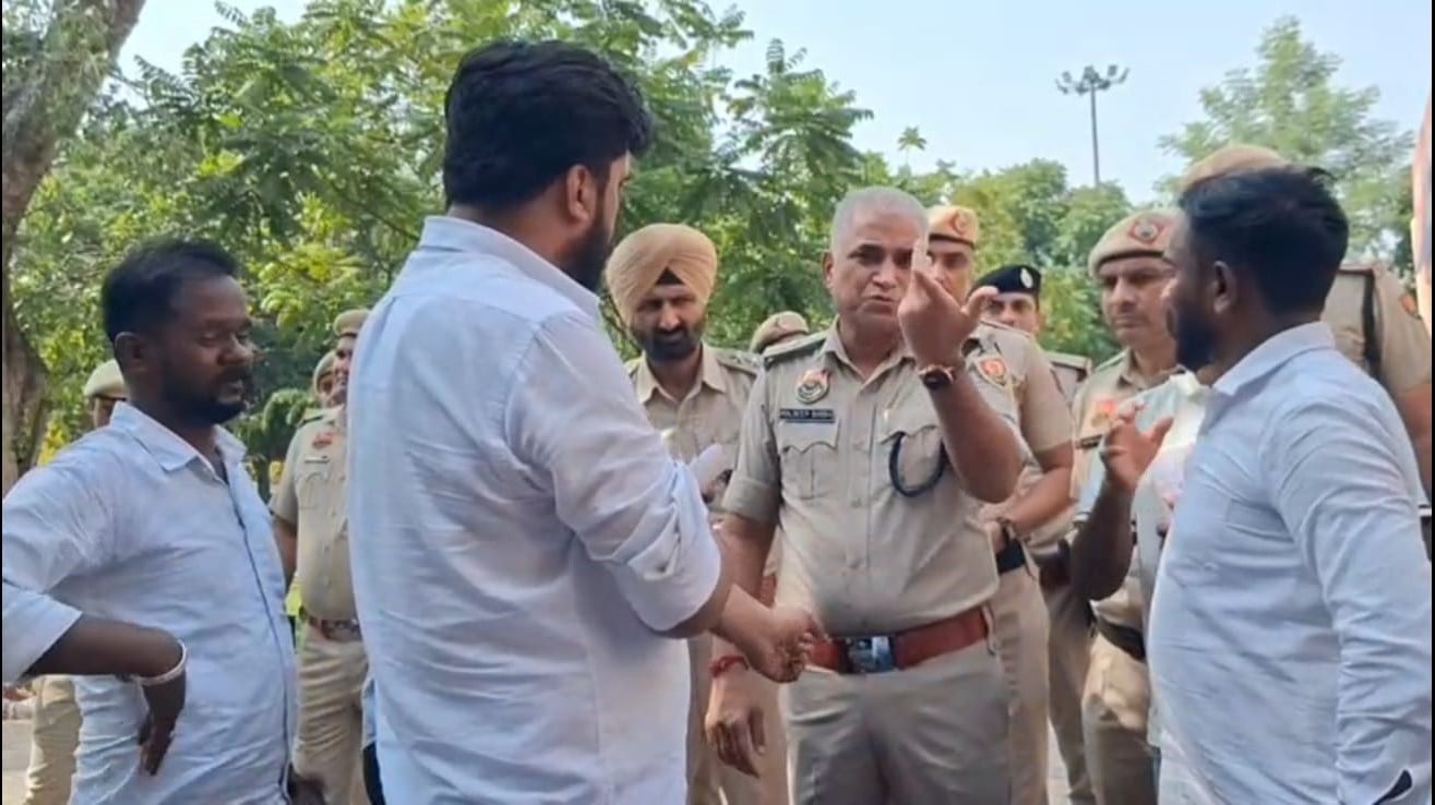 सेक्टर 9 थाने के बाहर धरना देते ब्राह्मण माजरा गांव से आए एससी समाज के लोग। संवाद सेक्टर 9 थाने के बाहर धरना देते ब्राह्मण माजरा गांव से आए एससी समाज के लोग। संवाद