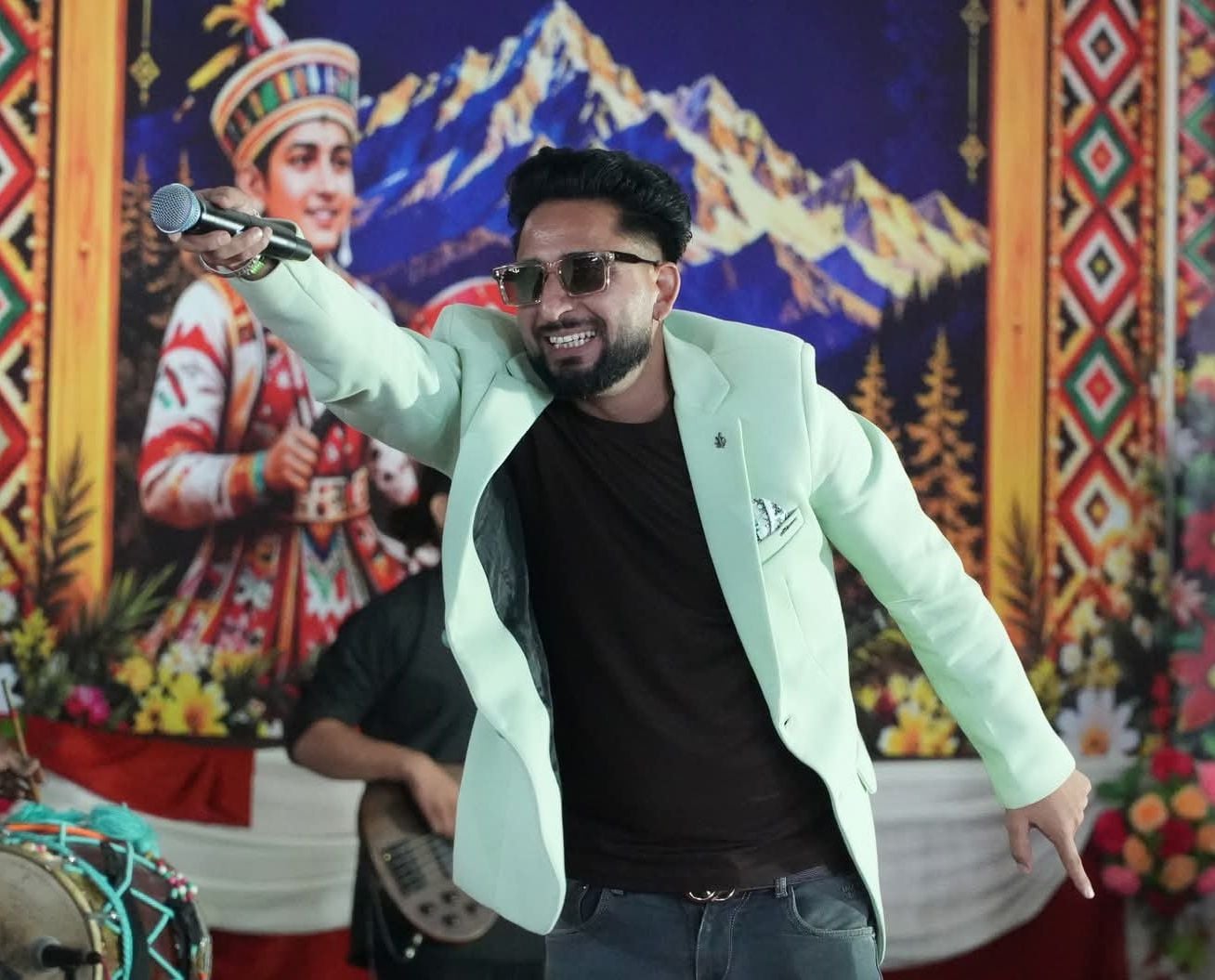 सोलन शहर के ठोडो मैदान में चल रहे हिमाचल उत्सव की तीसरी सांस्कृतिक संध्या के दौरान सांस्कृतिक प