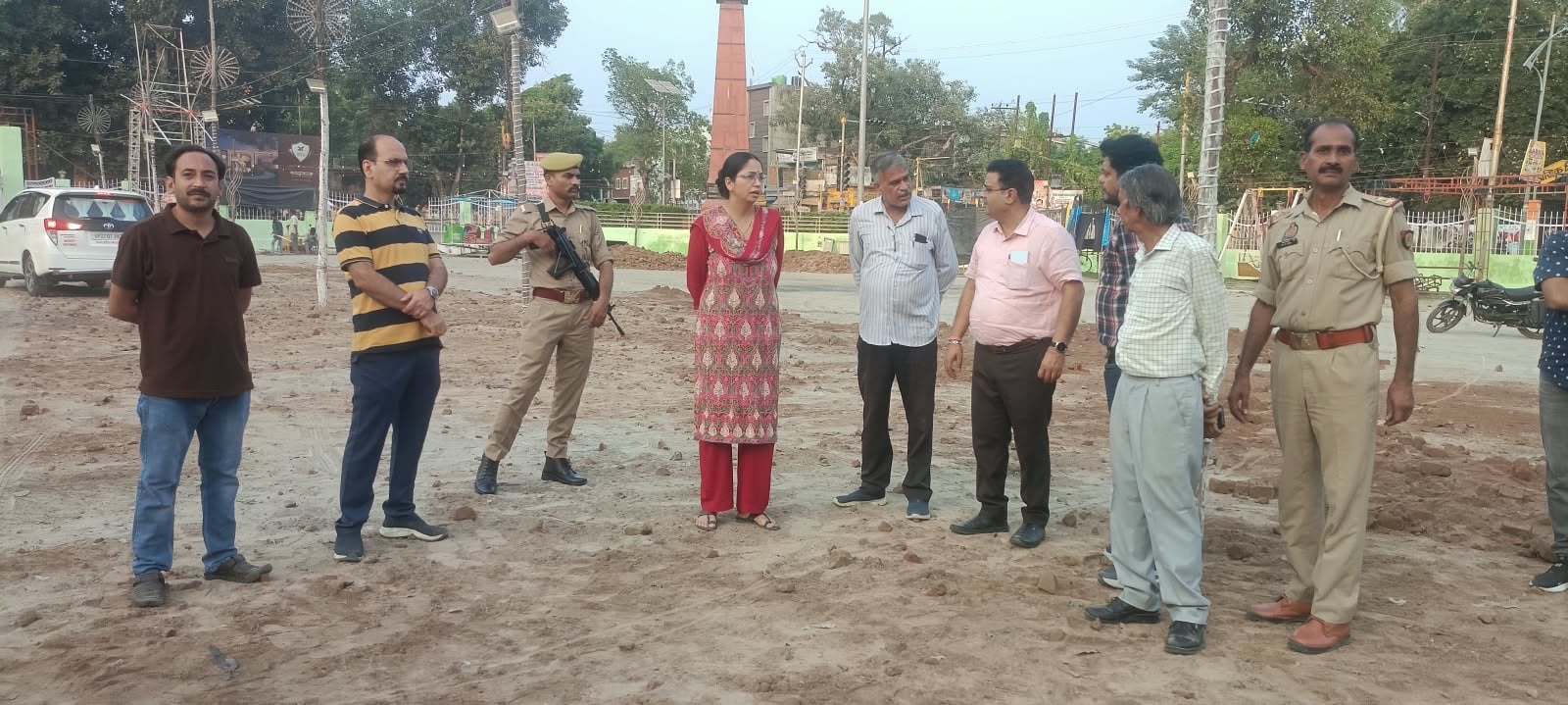 शाहजहांपुर में ओसीएफ रामलीला में पुतले के ढांचे तैयार करते कारीगर। संवाद शाहजहांपुर में ओसीएफ रामलीला में पुतले के ढांचे तैयार करते कारीगर। संवाद