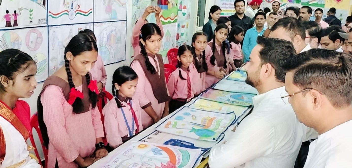 शिक्षा विभाग की ओर से अटल प्रेक्षागृह में आयोजित कार्यक्रम में स्वागत गीत प्रस्तुत करतीं छात्र शिक्षा विभाग की ओर से अटल प्रेक्षागृह में आयोजित कार्यक्रम में स्वागत गीत प्रस्तुत करतीं छात्र