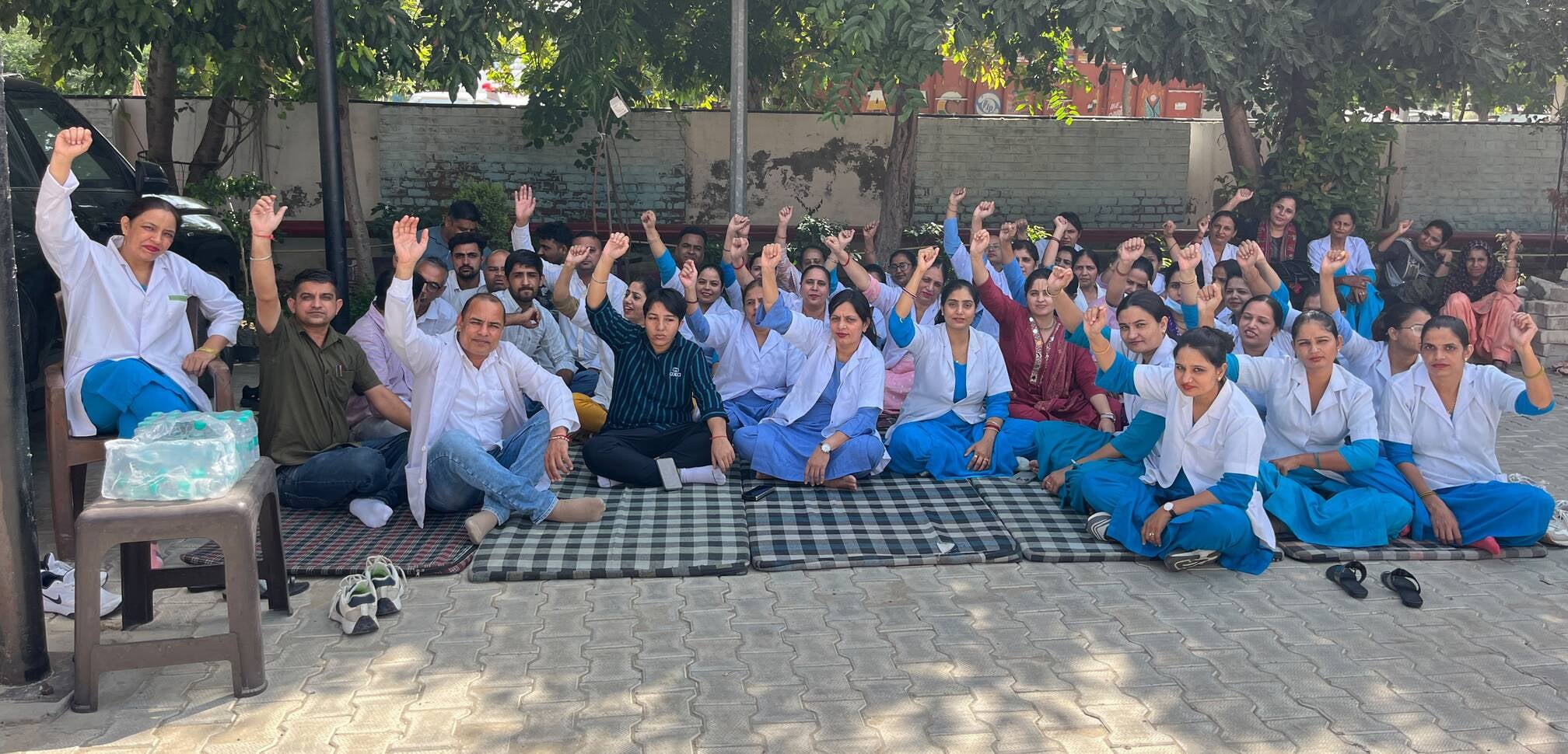 ट्रांसफर पॉलिसी के विरोध में नारेबाजी करते हुए नर्सिंग स्टाफ। संवाद