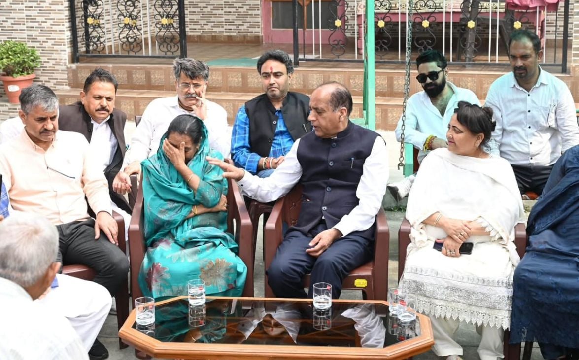 तियारा में भाजपा के वरिष्ठ नेता और पूर्व मंत्री मेजर विजय सिंह मनकोटिया के निधन पर परिजनों से म तियारा में भाजपा के वरिष्ठ नेता और पूर्व मंत्री मेजर विजय सिंह मनकोटिया के निधन पर परिजनों से म