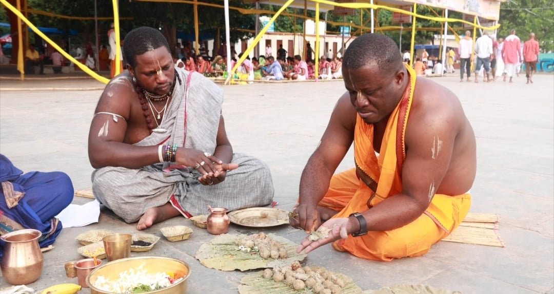 दक्षिण अफ्रीका से गयाजी पहुंचे श्रद्धालु ने पितृपक्ष मेले में विधि-विधान से किया पूर्वजों का पि दक्षिण अफ्रीका से गयाजी पहुंचे श्रद्धालु ने पितृपक्ष मेले में विधि-विधान से किया पूर्वजों का पि