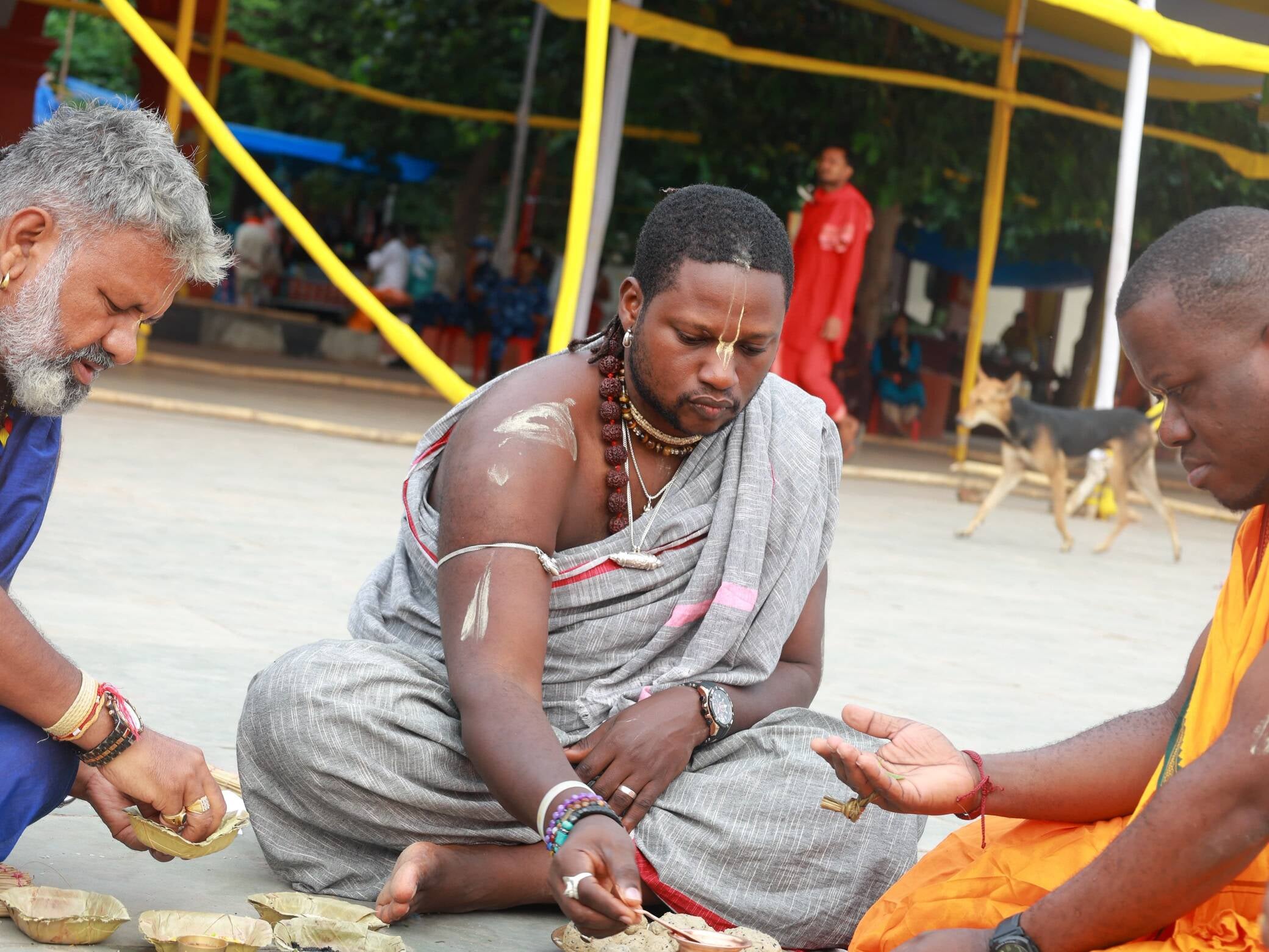 दक्षिण अफ्रीका से गयाजी पहुंचे श्रद्धालु ने पितृपक्ष मेले में विधि-विधान से किया पूर्वजों का पि दक्षिण अफ्रीका से गयाजी पहुंचे श्रद्धालु ने पितृपक्ष मेले में विधि-विधान से किया पूर्वजों का पि