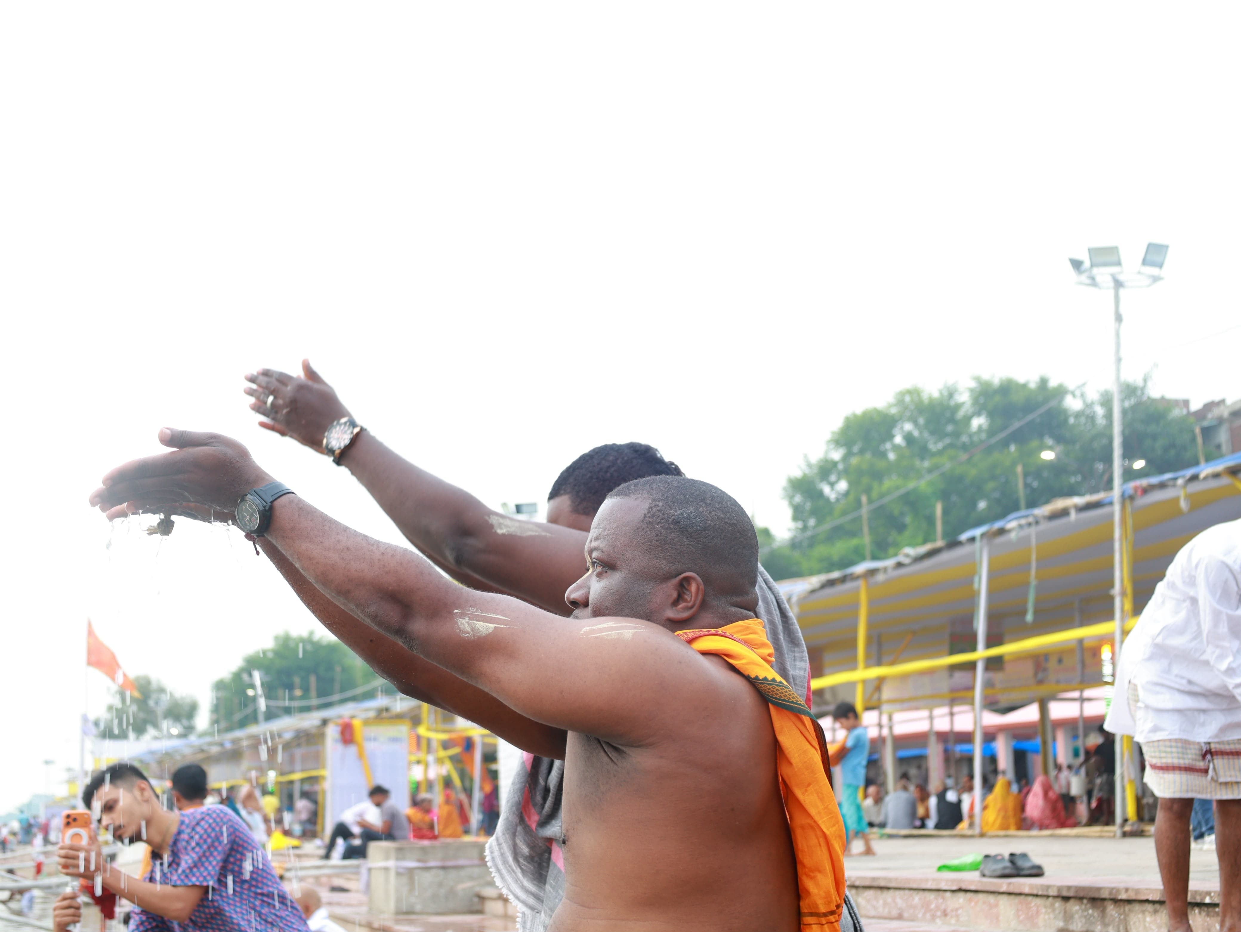 दक्षिण अफ्रीका से गयाजी पहुंचे श्रद्धालु ने पितृपक्ष मेले में विधि-विधान से किया पूर्वजों का पि दक्षिण अफ्रीका से गयाजी पहुंचे श्रद्धालु ने पितृपक्ष मेले में विधि-विधान से किया पूर्वजों का पि