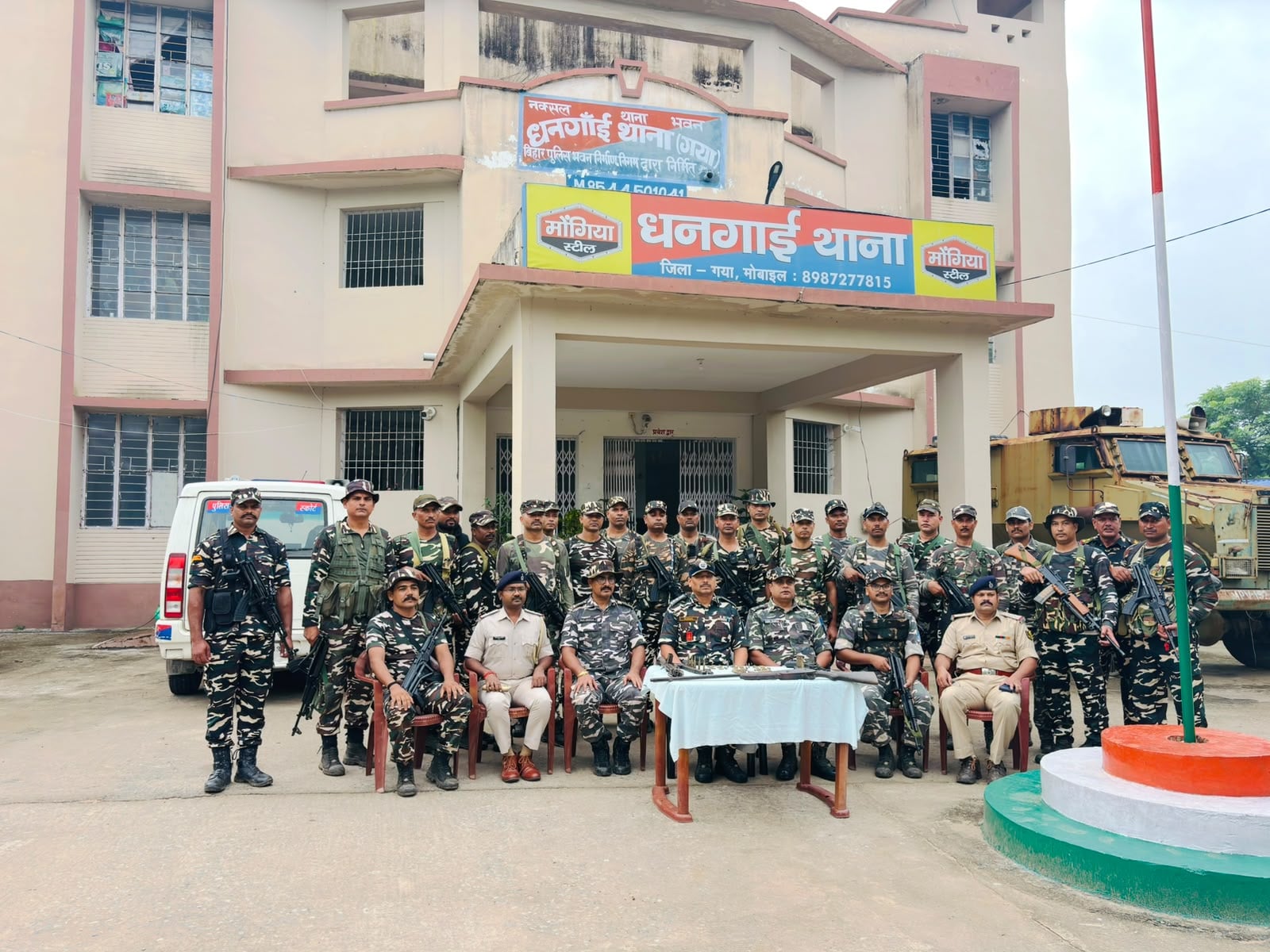 धनगांई थाना क्षेत्र के जंगल में जमीन के अंदर से बरामद नक्सली हथियार, कार्बाइन, पिस्तौल, कट्टा औ धनगांई थाना क्षेत्र के जंगल में जमीन के अंदर से बरामद नक्सली हथियार, कार्बाइन, पिस्तौल, कट्टा औ