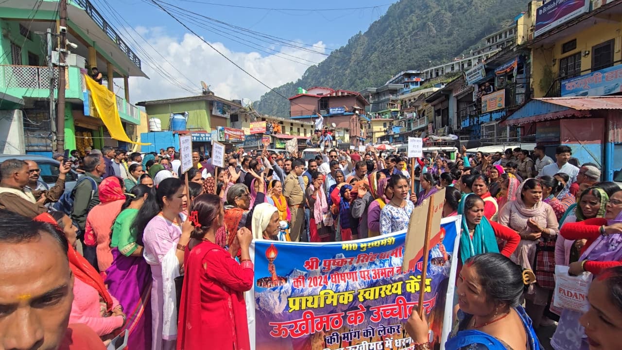 ऊखीमठ में जनआक्रोश रैली के बाद राज्य सरकार का पुतंला दहन करते आंदोलनकारी। संवाद