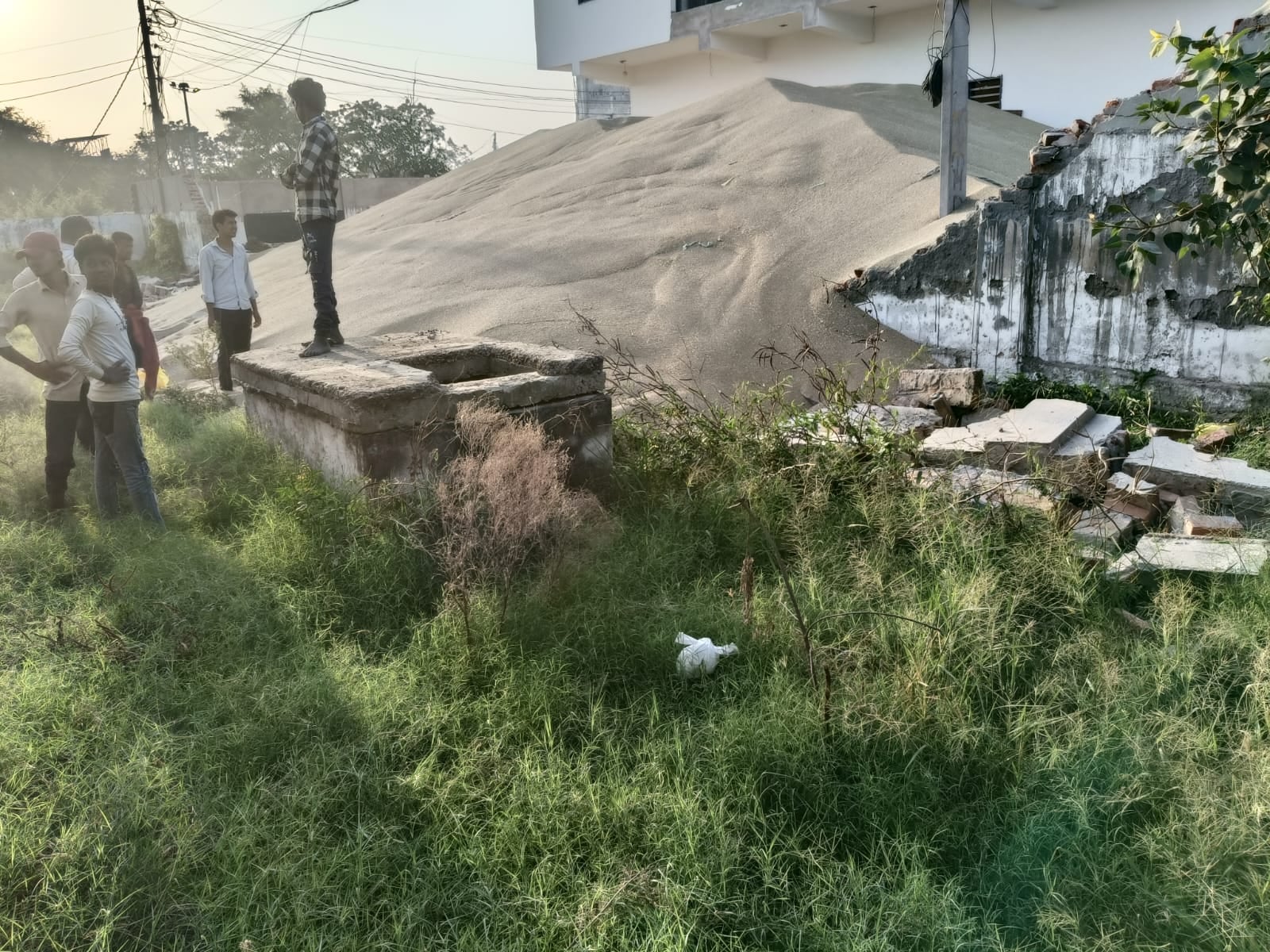 07jjrp38- झज्जर। झज्जर मंडी में किसानों का गेट पास काटते ऑपरेटर। संवाद 07jjrp38- झज्जर। झज्जर मंडी में किसानों का गेट पास काटते ऑपरेटर। संवाद