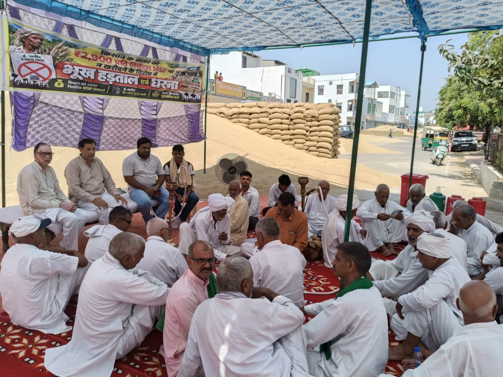 07jjrp38- झज्जर। झज्जर मंडी में किसानों का गेट पास काटते ऑपरेटर। संवाद 07jjrp38- झज्जर। झज्जर मंडी में किसानों का गेट पास काटते ऑपरेटर। संवाद