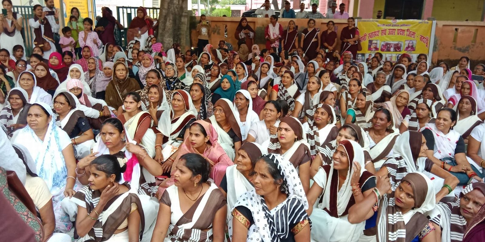 आसफपुर सीएचसी पर धरने में शामिल स्वास्थ्य विभाग की महिला कर्मी। संवाद आसफपुर सीएचसी पर धरने में शामिल स्वास्थ्य विभाग की महिला कर्मी। संवाद
