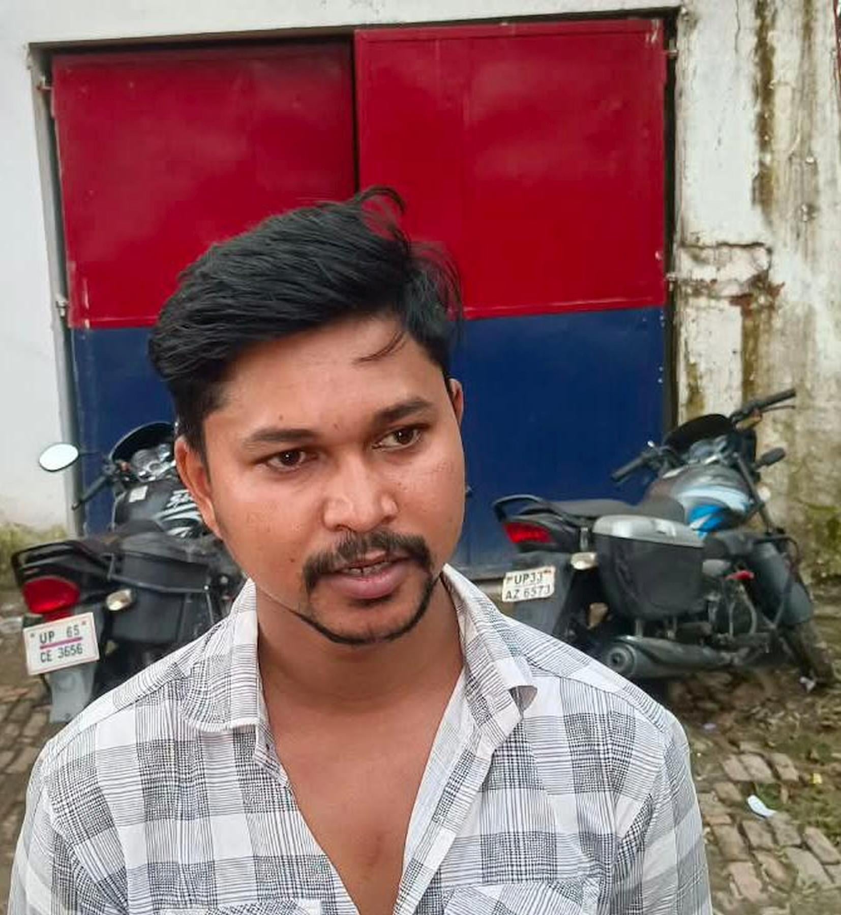 अपहर्ताओं के चंगुल से छूटा युवक व बरामद बोलेरो।