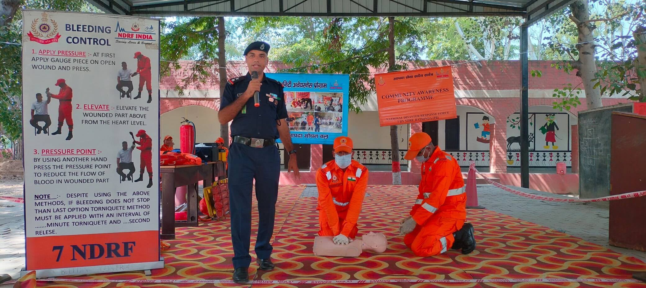 बच्चों को आपदा के समय बचाव एवं राहत के उपाय बताती टीम। विज्ञप्ति बच्चों को आपदा के समय बचाव एवं राहत के उपाय बताती टीम। विज्ञप्ति