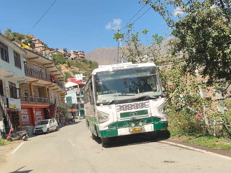 भरमौर की सड़कों पर खराब खड़ी सरकारी बस। जागरूक पाठक।