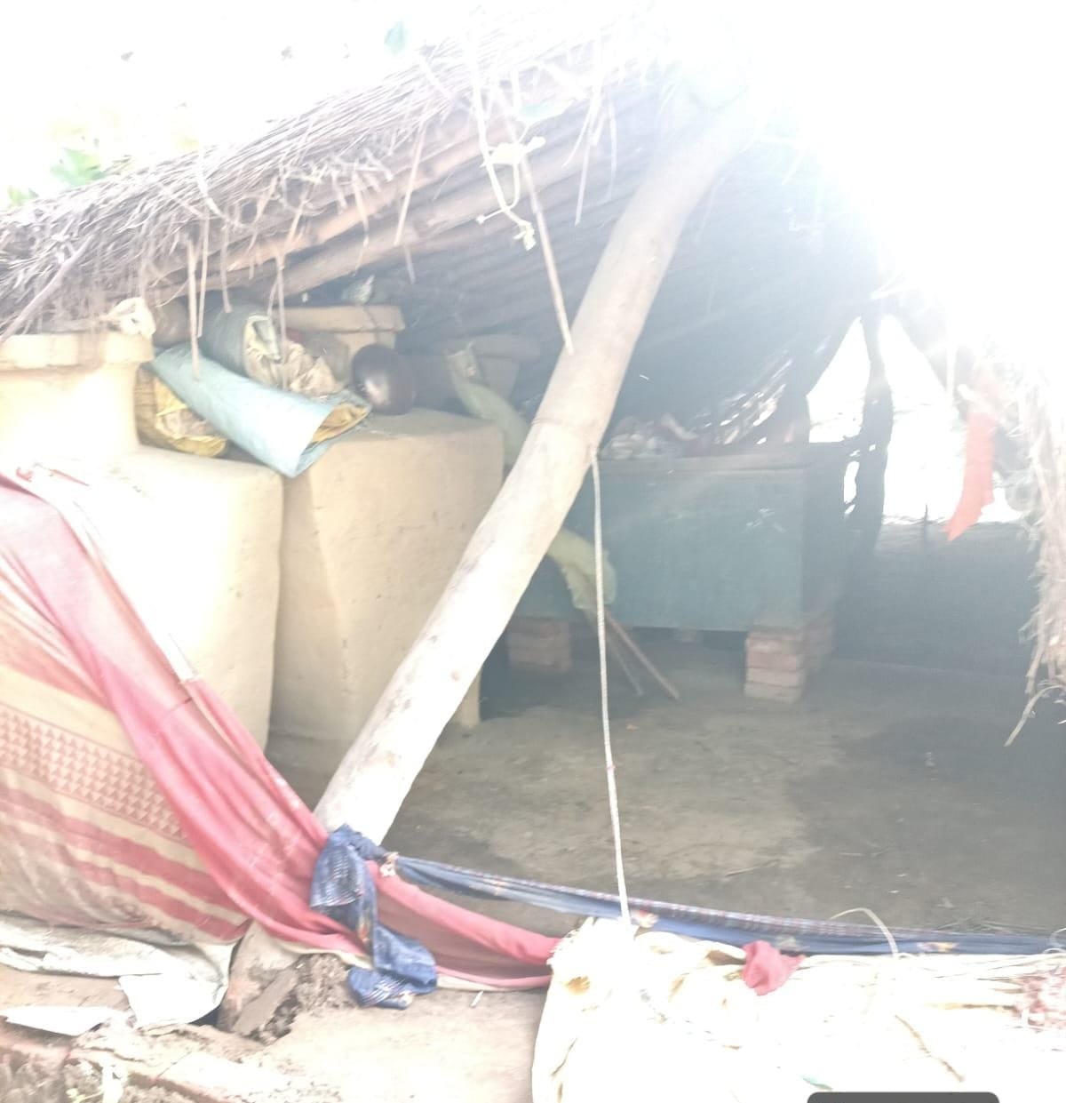 बोझवा में चारपाई पर काटकर धान रखते किसान।स्रोत : ग्रामीण बोझवा में चारपाई पर काटकर धान रखते किसान।स्रोत : ग्रामीण