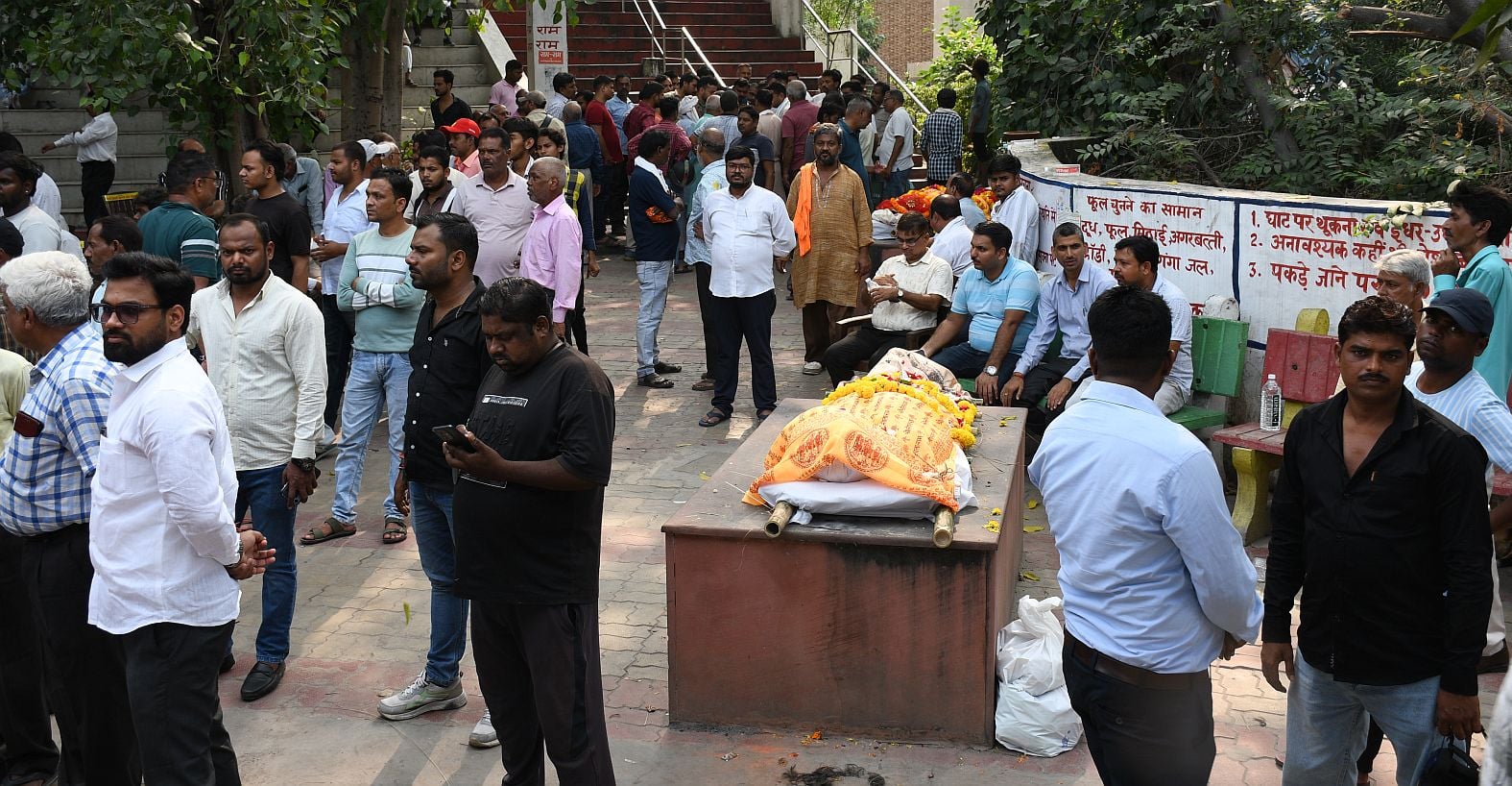 बैकुंठ धाम में भरा गोमती का पानी। बैकुंठ धाम में भरा गोमती का पानी।