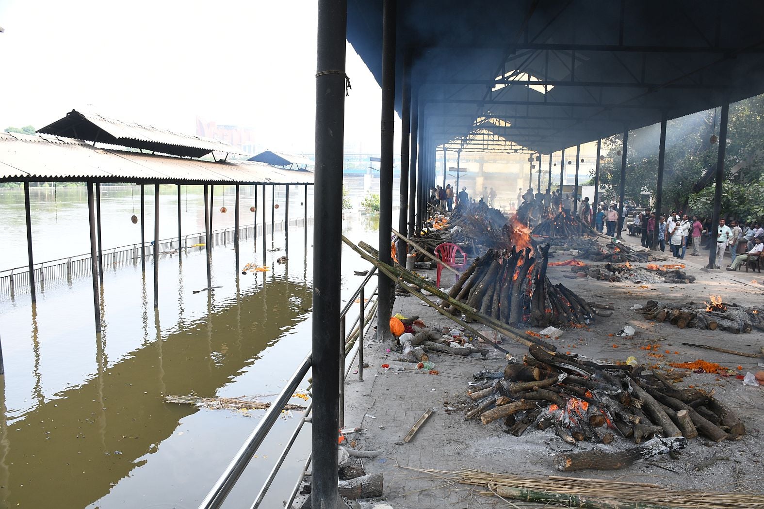 बैकुंठ धाम में भरा गोमती का पानी। बैकुंठ धाम में भरा गोमती का पानी।