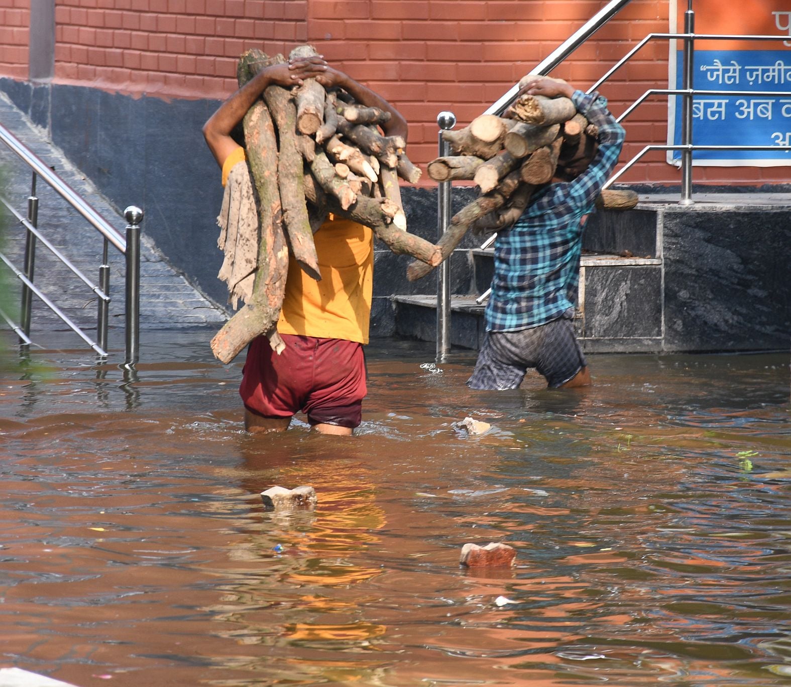 बैकुंठ धाम में भरा गोमती का पानी। बैकुंठ धाम में भरा गोमती का पानी।