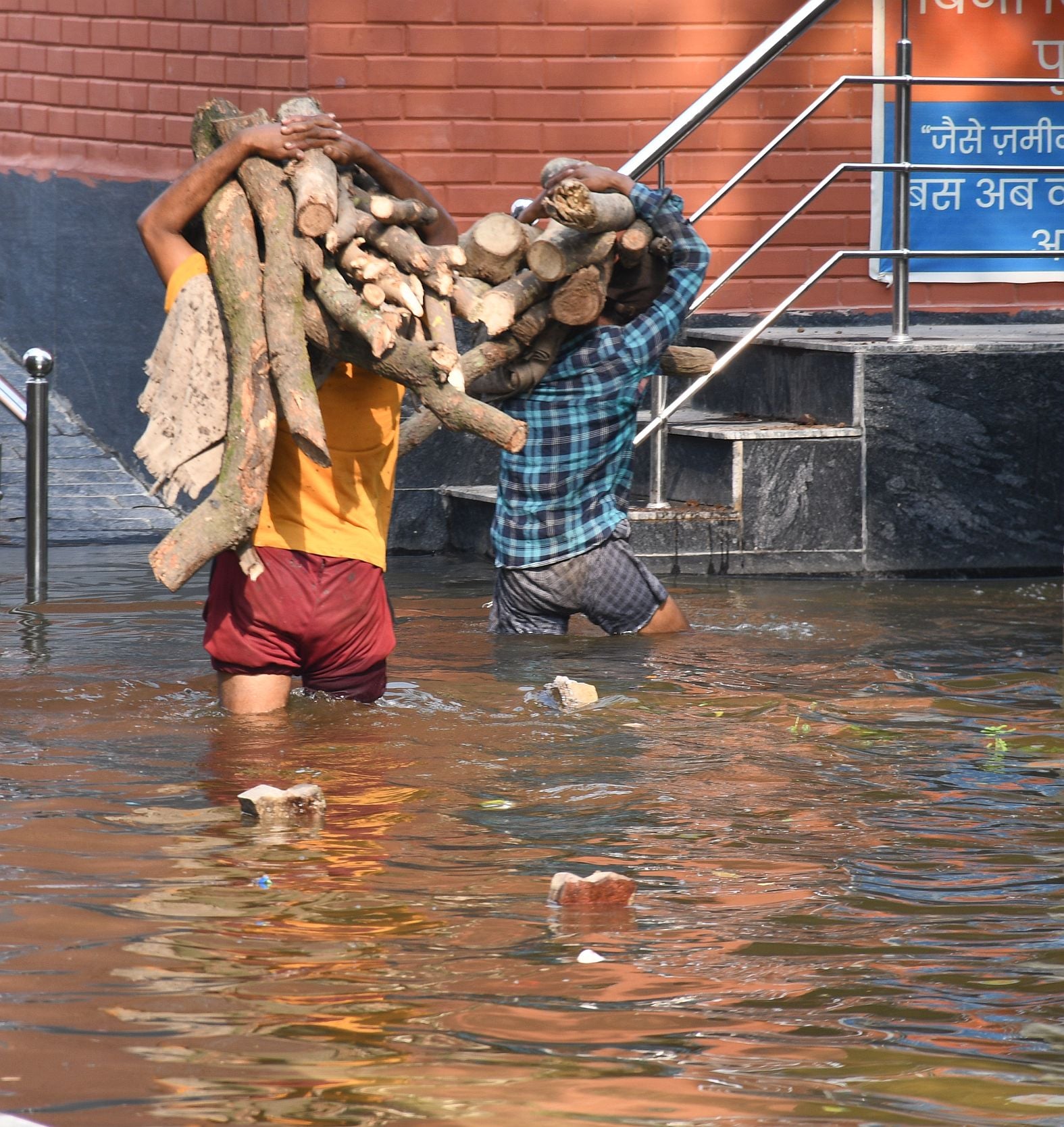 बैकुंठ धाम में भरा गोमती का पानी। बैकुंठ धाम में भरा गोमती का पानी।