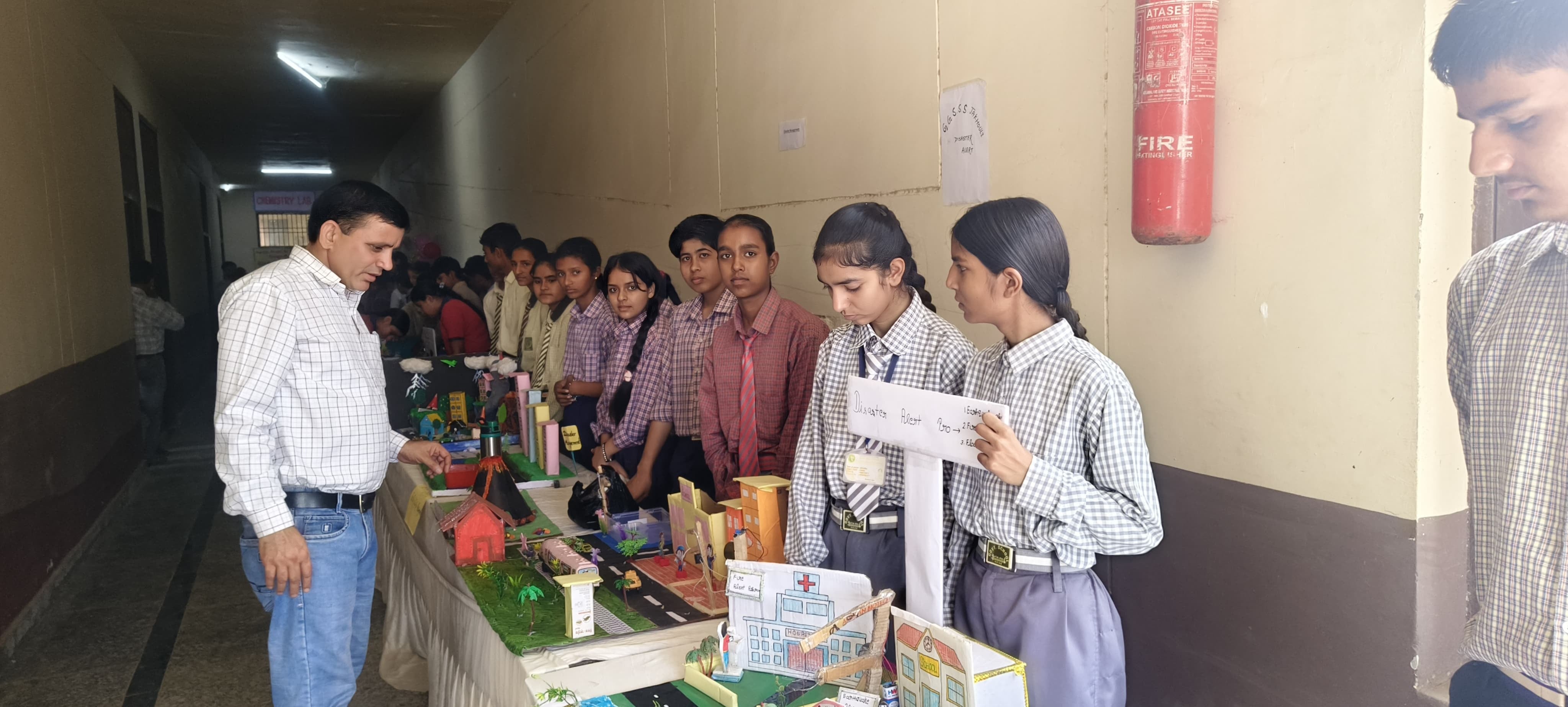 ब्लॉक स्तरीय विज्ञान प्रदर्शनी का अवलोकन करते मुख्य अतिथि। विज्ञप्ति ब्लॉक स्तरीय विज्ञान प्रदर्शनी का अवलोकन करते मुख्य अतिथि। विज्ञप्ति